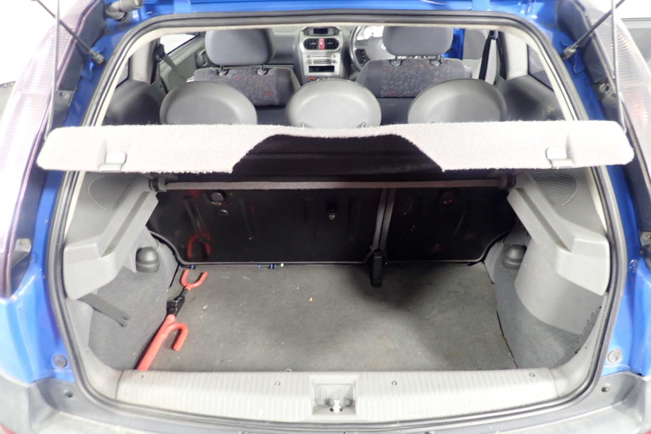 4 x SIGNATURE Left Hand Golf Gloves, Size Medium.