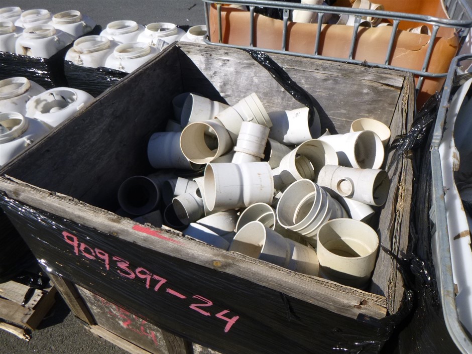 End of Lease Sale: Large quantity of kitchen appliances including: