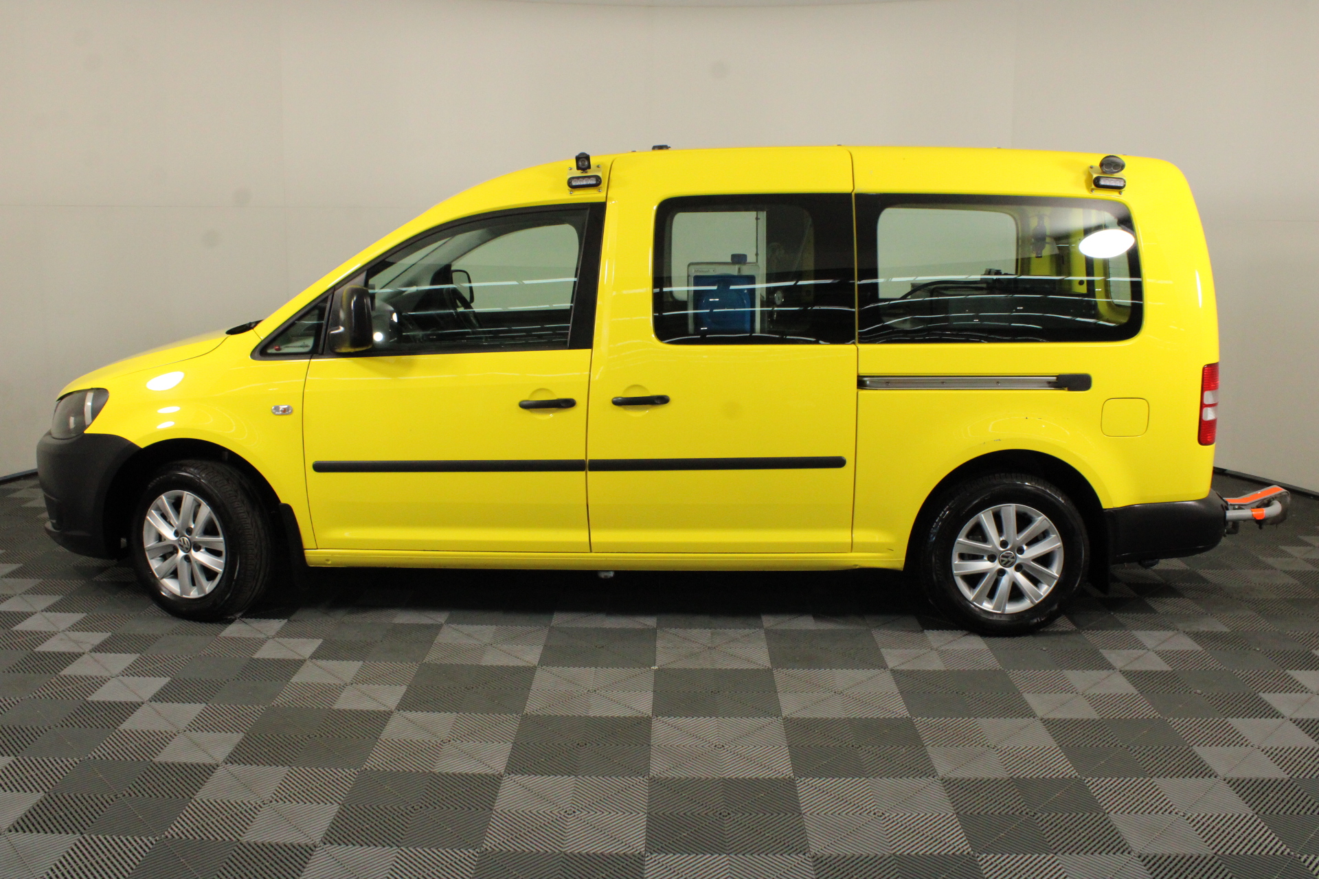 0.20 TCW yellow round various diamonds