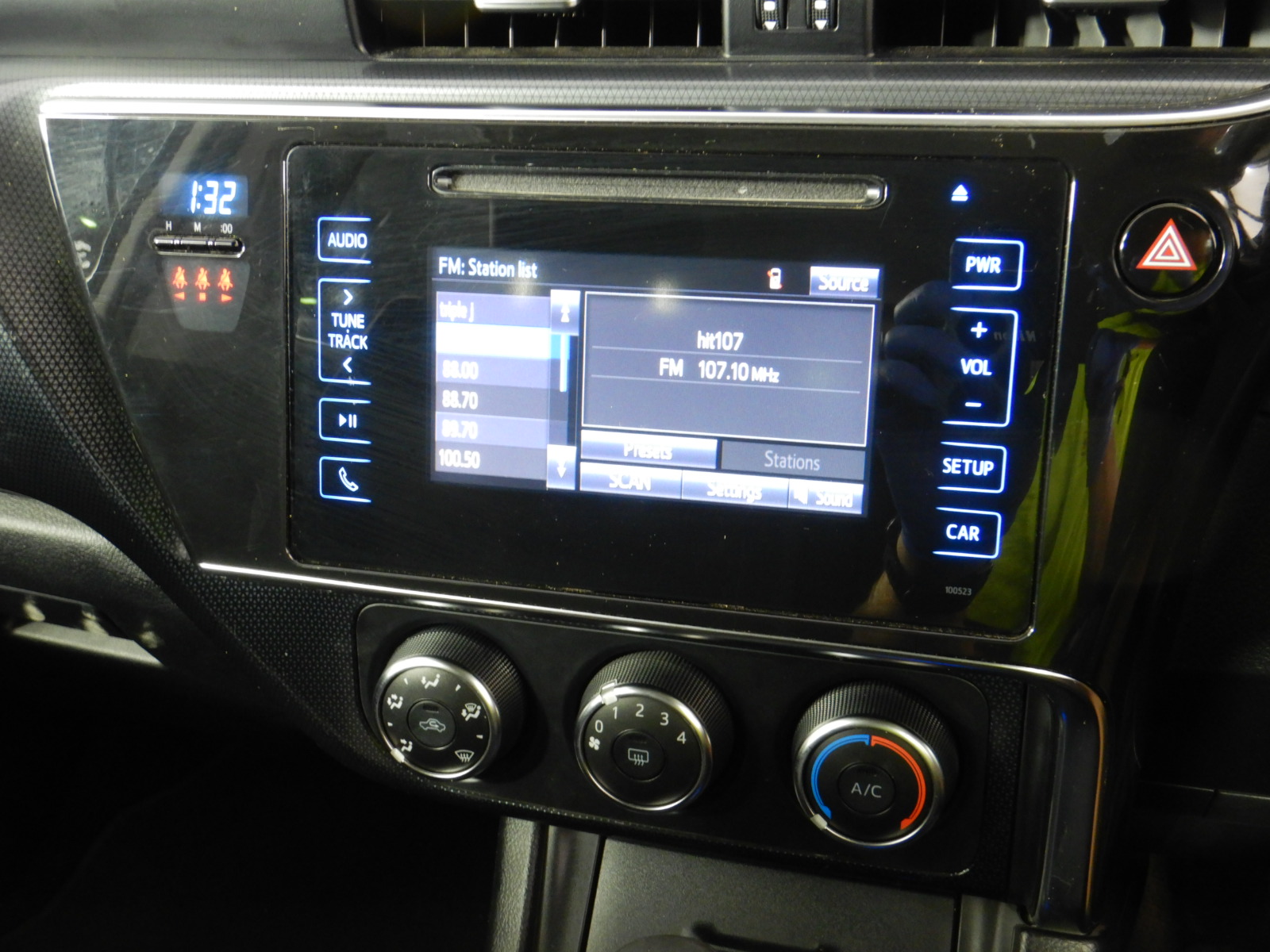 2 x LODGE Products Including the Cast Iron Skillet with Red Silicone Hot Ha