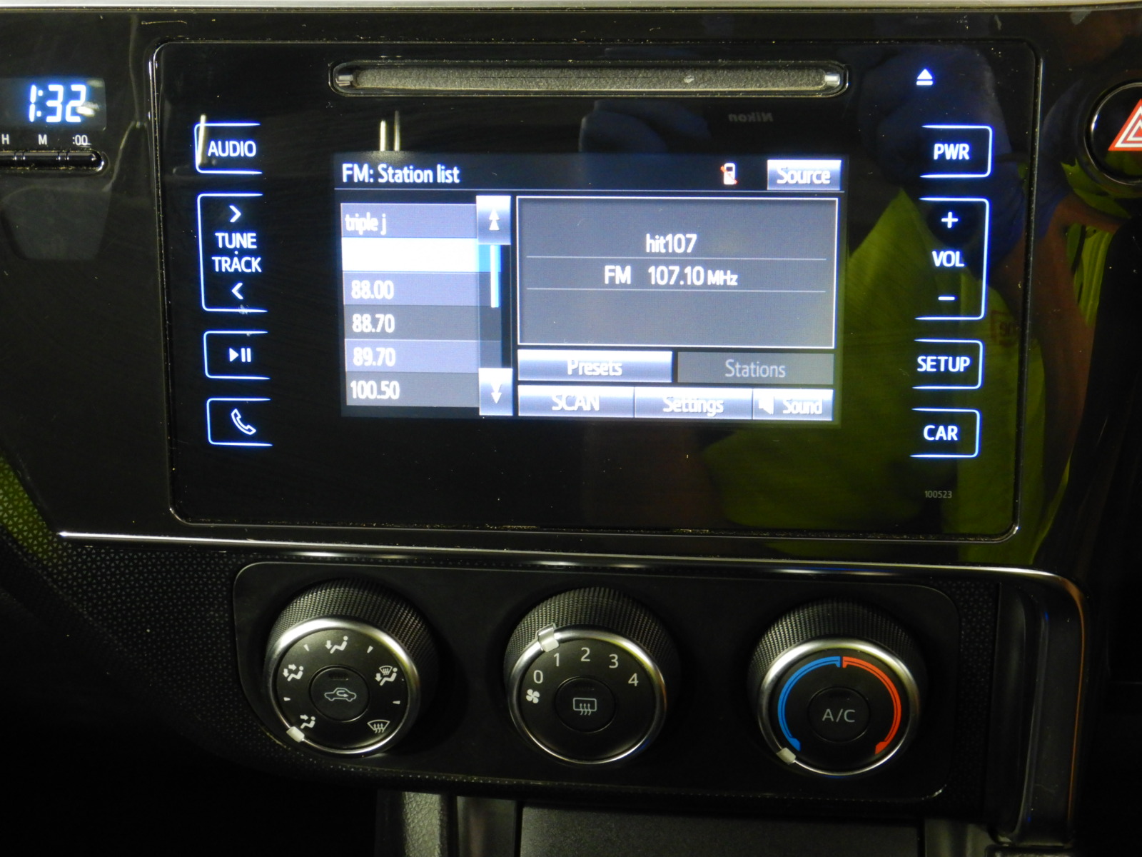 AVERY Heavy-Duty View 3 Ring Binders, 1.5 Inch One Touch Slant Rings, DuraH