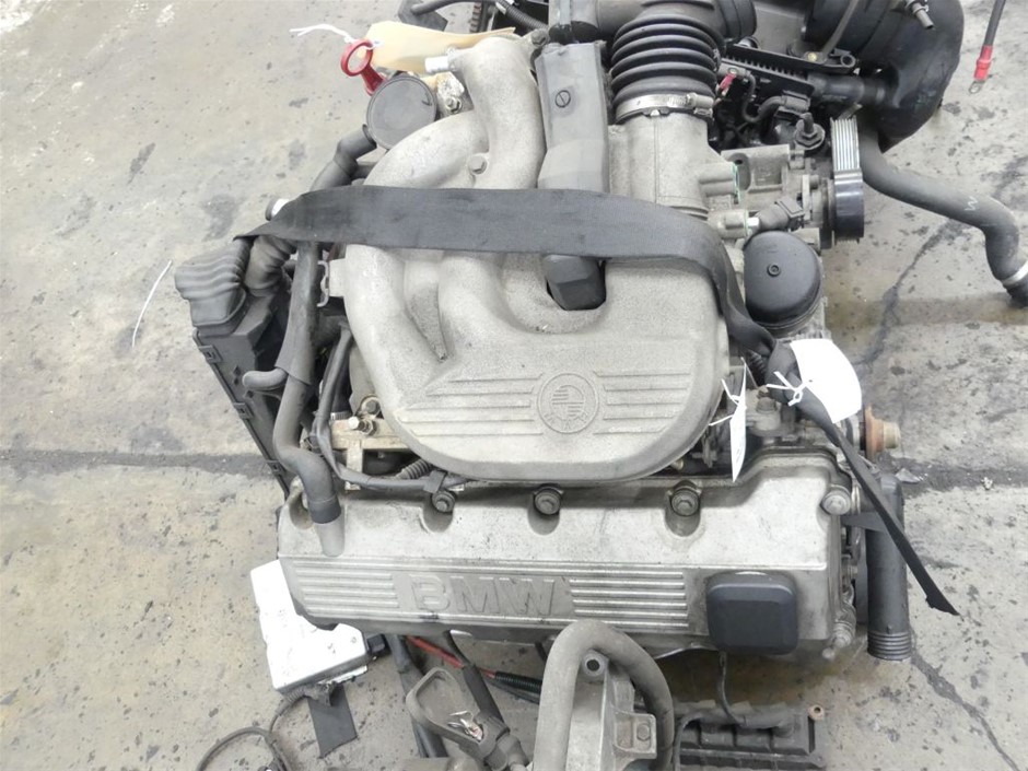 4 x Assorted Water Bottles & Accessory, Comprising: 1 x OWALA(945ml), 1 x D