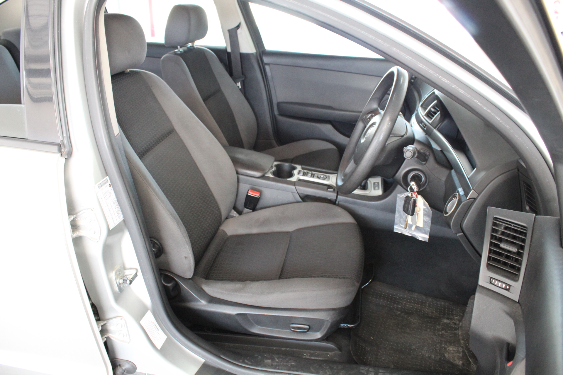 LODGE 12" Seasoned Cast Iron Dual Handle Pan, Black.