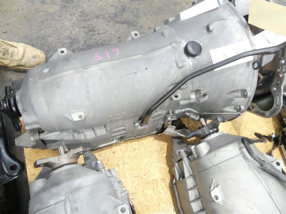 AMAZON BASICS  Foldable Metal Wire Dog Crate with Tray, Double Door, 91cm L