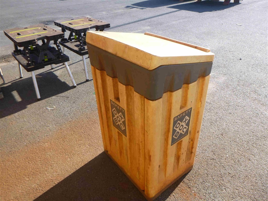 Designer Floral Necklace in Gold