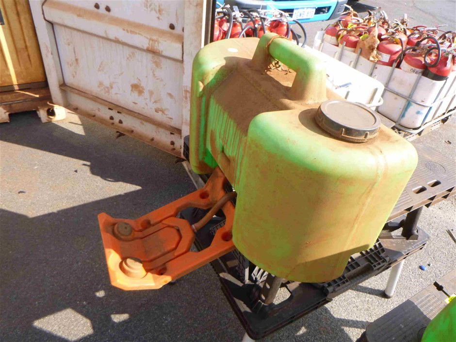 Replica Royal Ring - 16 Simulated Diamonds - US Size 8