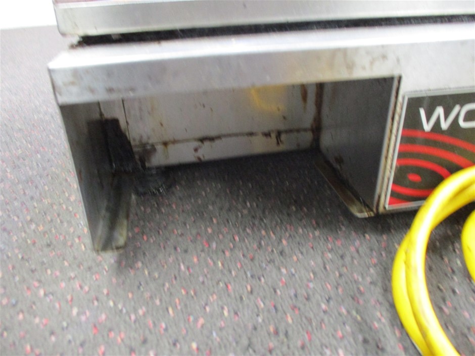 BULK PACK - 10 x 5mm Christmas Earrings (5 x Green, 5 x red) Gift Idea