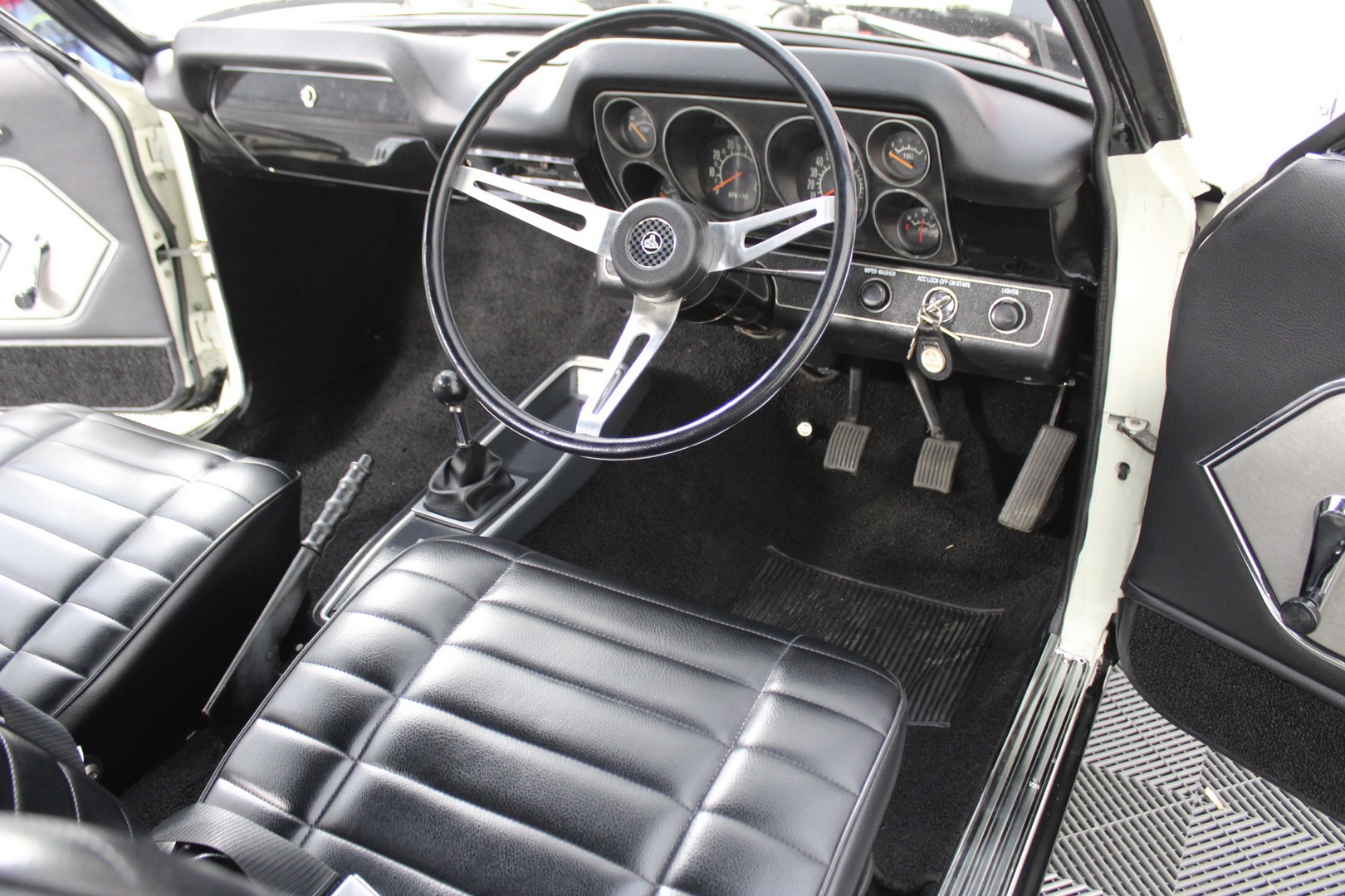 DISNEY 3pc Character Set, Size 5, Minnie, Incl: Tee, Pant & Hoodie.