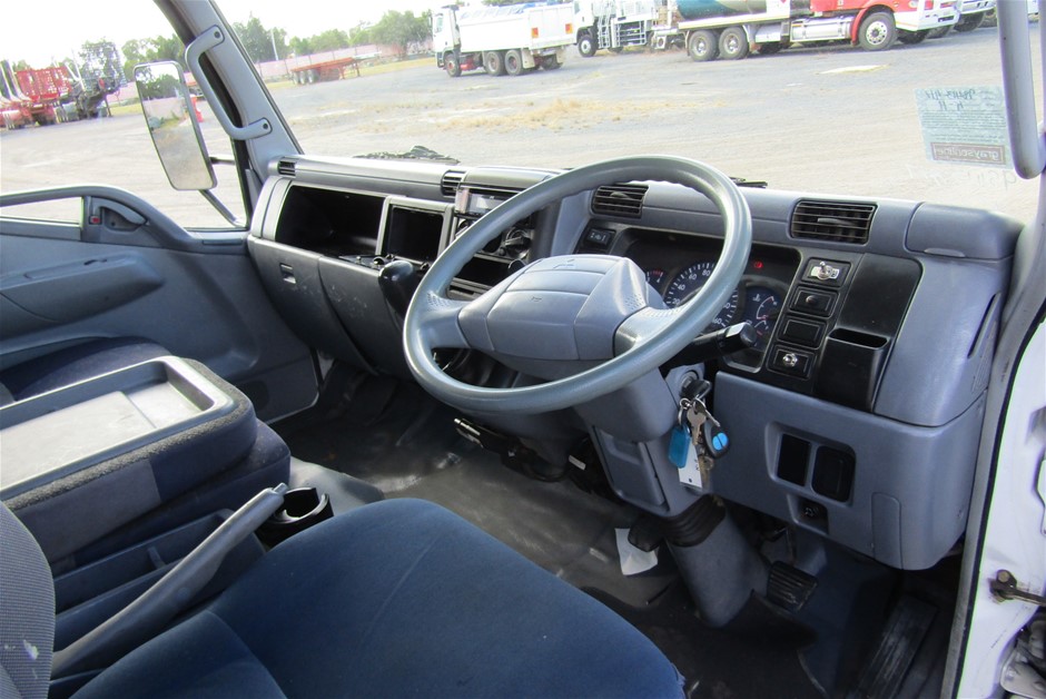 SIGNATURE Men's Comfort Trainers, Size US8, White. NB: faint marks on colla