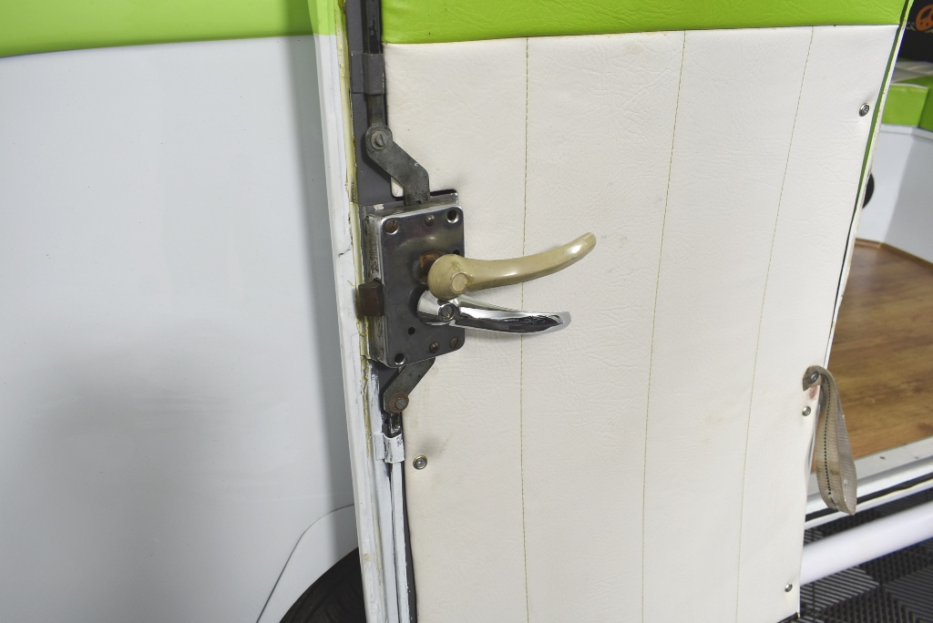 CONTEMPO Compact Vacuum Cleaner, 1800W, Black & Red. NB: minor use