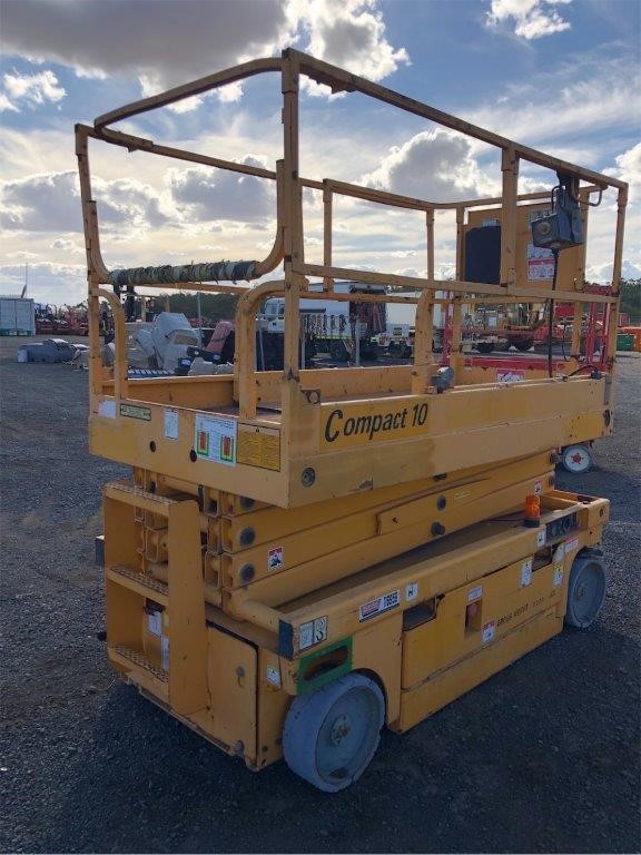 2 x PUMA Perforated Performance Caps, Black & Alpine Snow, 024741.  Buyers