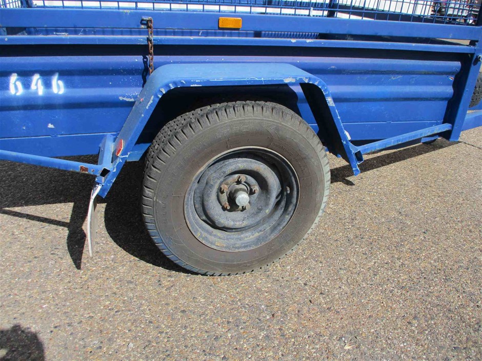 Solid 925 Sterling Silver 8mm Round Pendant Feat. a Crystal by Swarovski