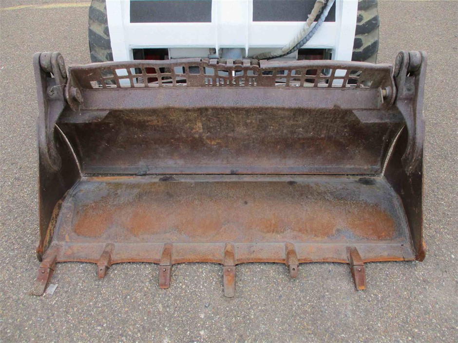 Insta360 X5 - 8K 360° Action Camera Bundle.  Buyers Note - Discount Freight