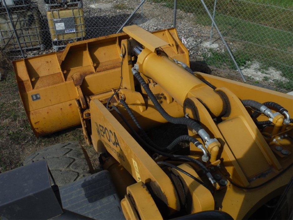 18carat white gold ladies diamond ring cushion cut peridot retail val:  $15