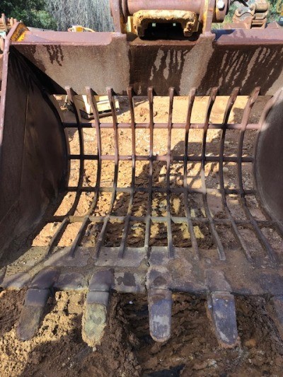 Last Piece - Minimalist Earrings in Gold