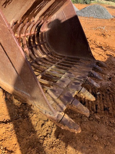 Last Piece - Minimalist Earrings in Gold