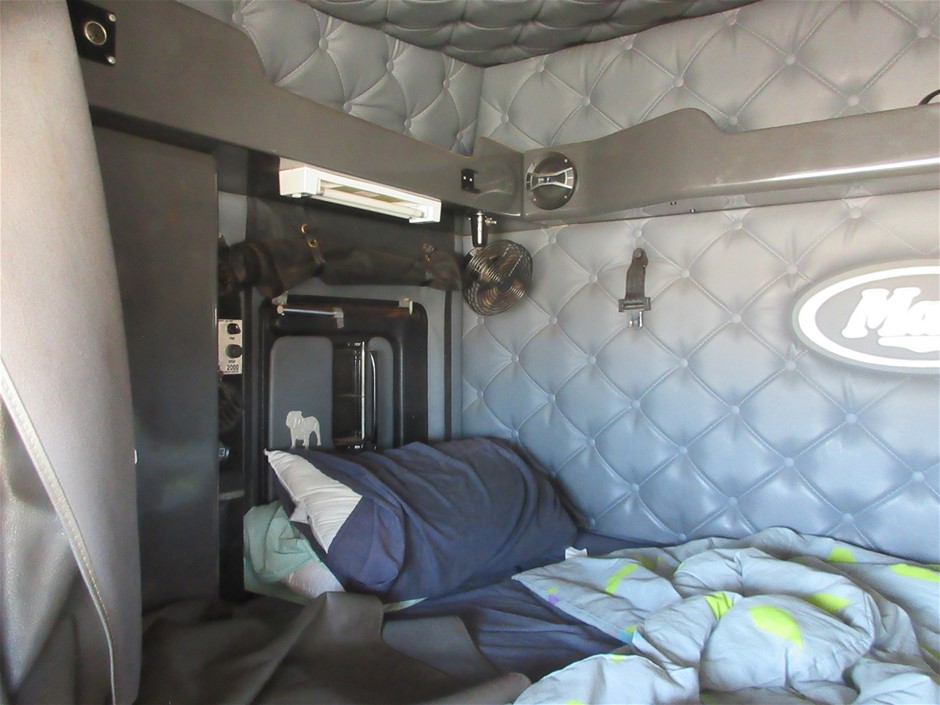 CHAMPION Men's Rochester Base Crew, Albatross, S, AU8AN. RRP: 90.  Buyers N