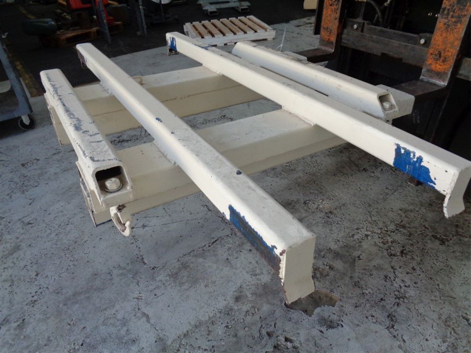 3mm 925 Sterling Silver Pink Simulated Diamonds Band Ring - Size 8