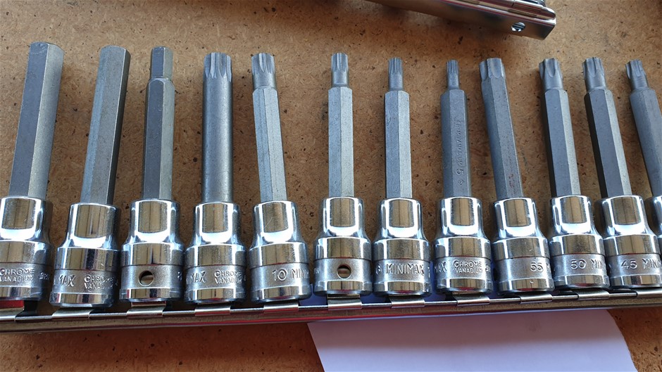 Crocs Unisex Kid's Peanuts Classic Clog. US c11/ EU 28-29