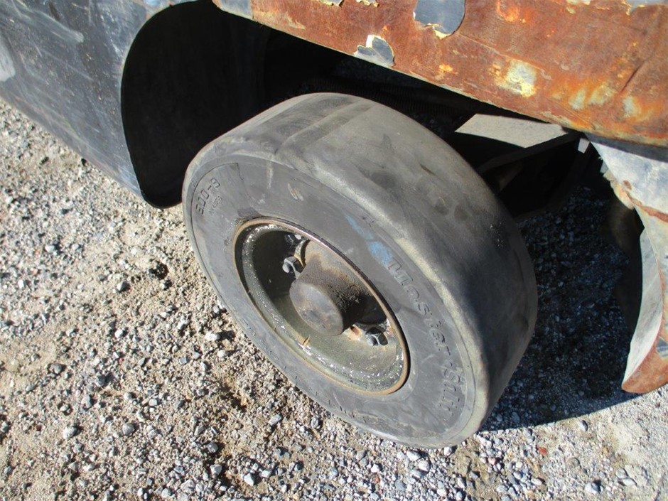 DYSON V8 Cordless Vacuum Cleaner, Model No. 400473-01, Silver Nickel. NB: U