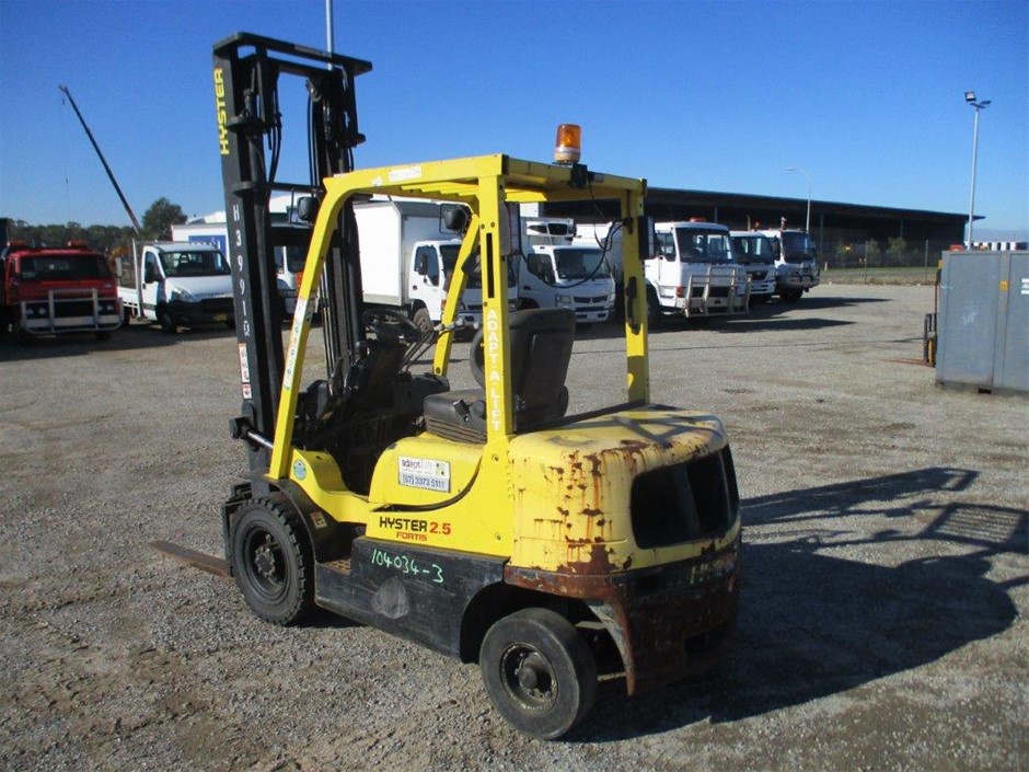 SHARK Steam & Scrub Mop, White. NB: Has been used, Missing 2 x Scrub pads &