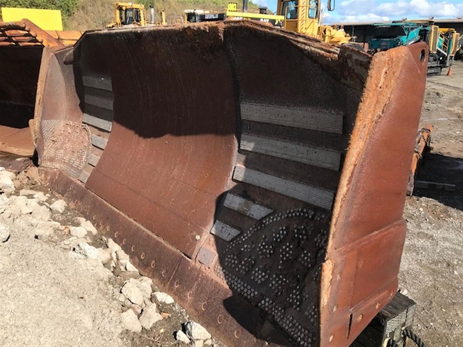 Kogan KAM523BMSFA Refrigerator/Freezer And Kitchen Items