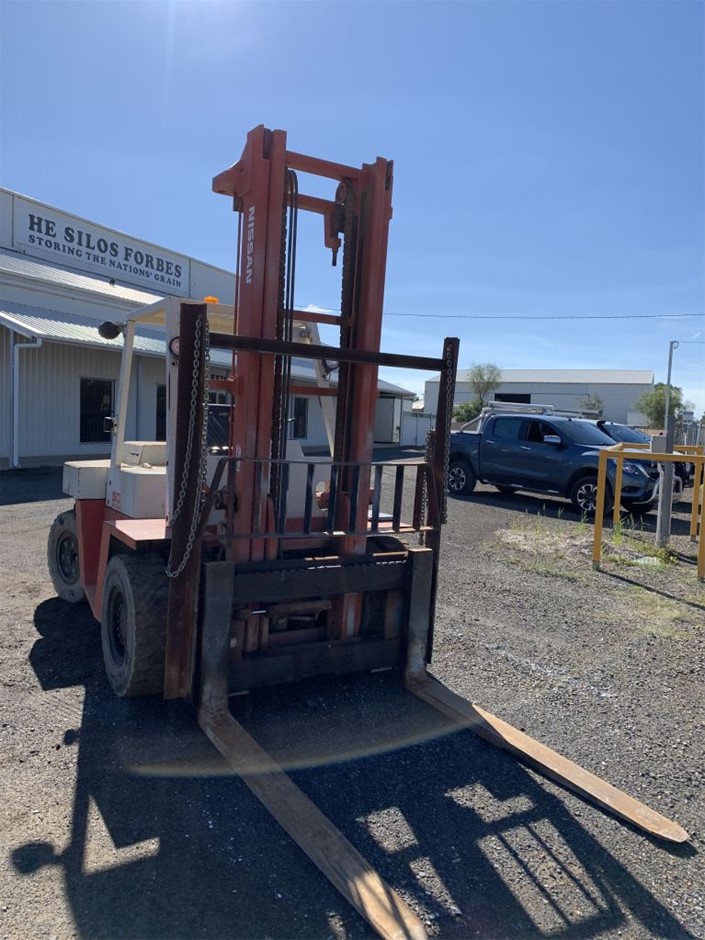 7-8mm White Pearls & Gold Plated Rhinestone Necklace.