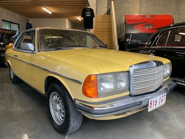 DYSON V8 Handstick Vacuum With Accessories, Grey Silver/Nickel, Model 39443