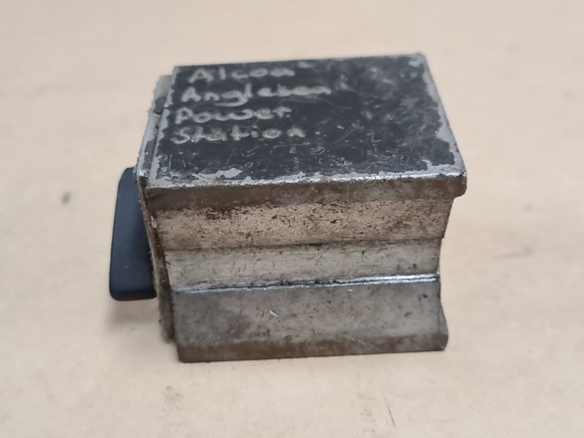 Assorted Homewares Including Speakers and Projectors