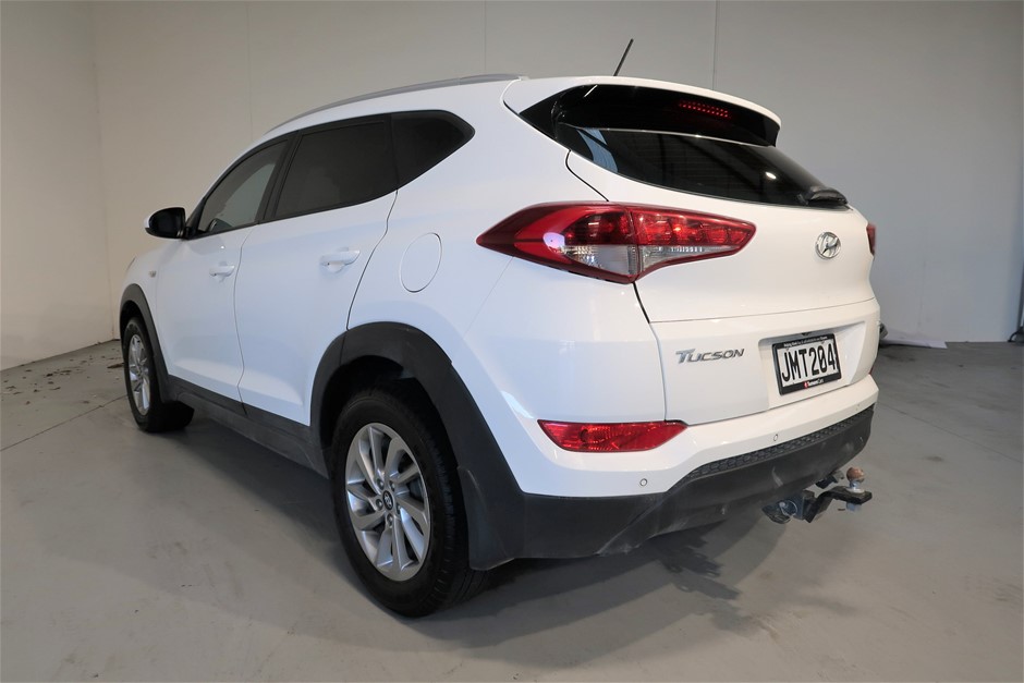 Wolf Blass Red Label Chardonnay Pinot Noir NV (6x 750mL).