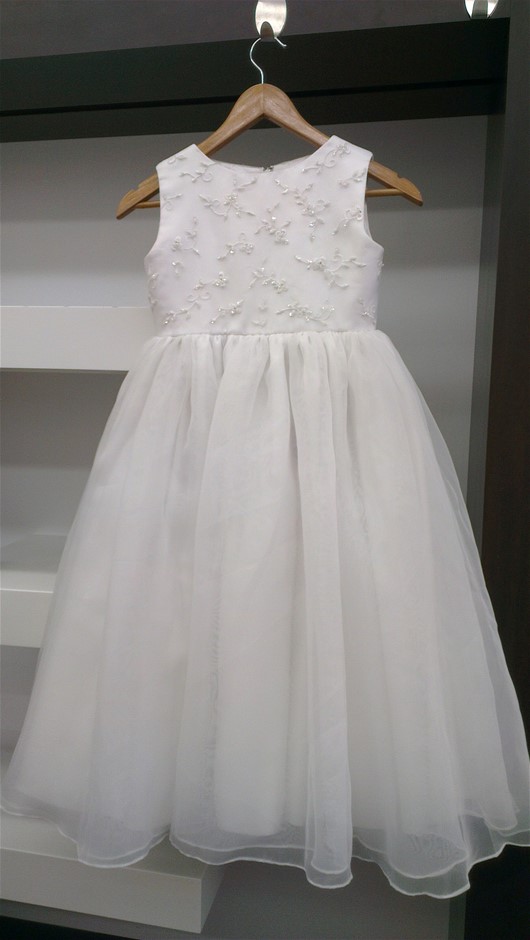 <p>Large Qty of Unused Round Shower Heads, Basin Sets, Sundry Items</p>