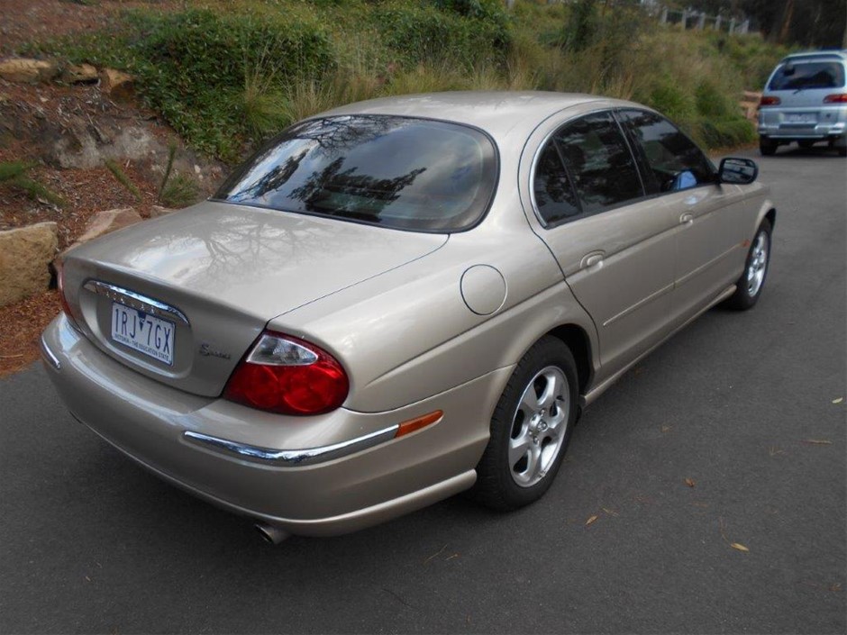 HOLDEN MOTORING SET OF 7 LOGO PIN COLLECTION SET IN PRESENTATION BOX