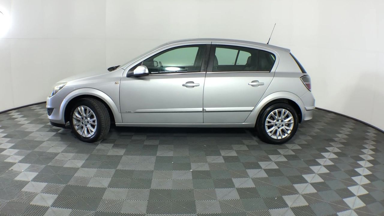 BIJ'OR - Genuine Black Pearl & Simulated Diamond Floral Earrings RRP $59