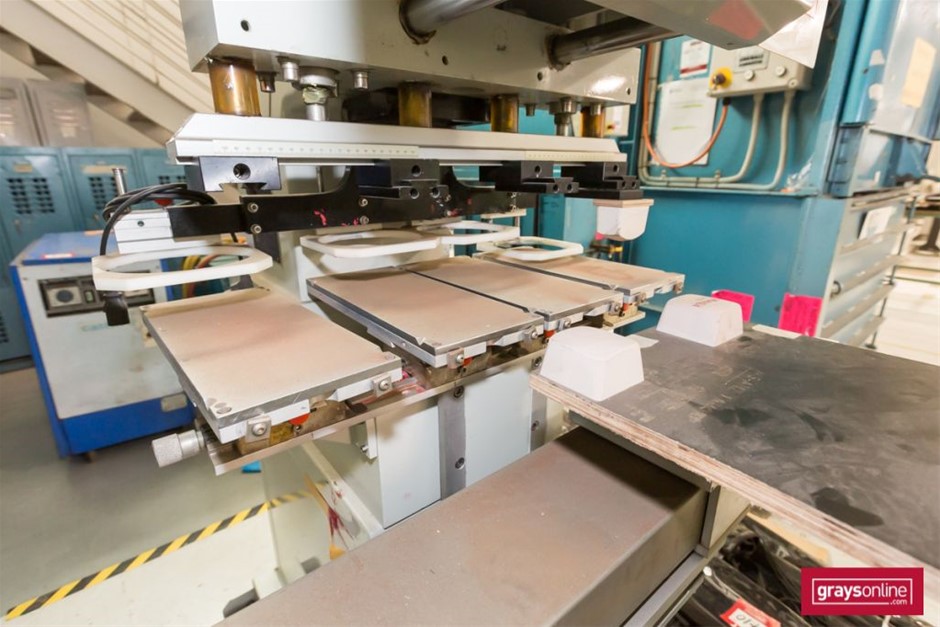 BIJ'OR - Round Pearl Stud Earrings in White - 6-7mm  RRP $49