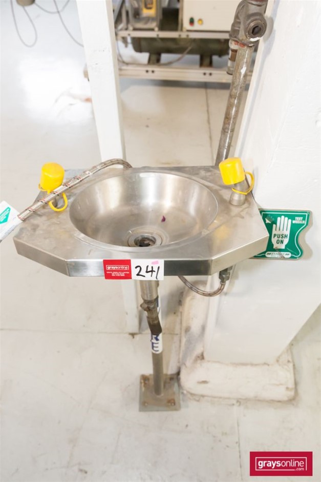 0.06 carat 2 round white diamond