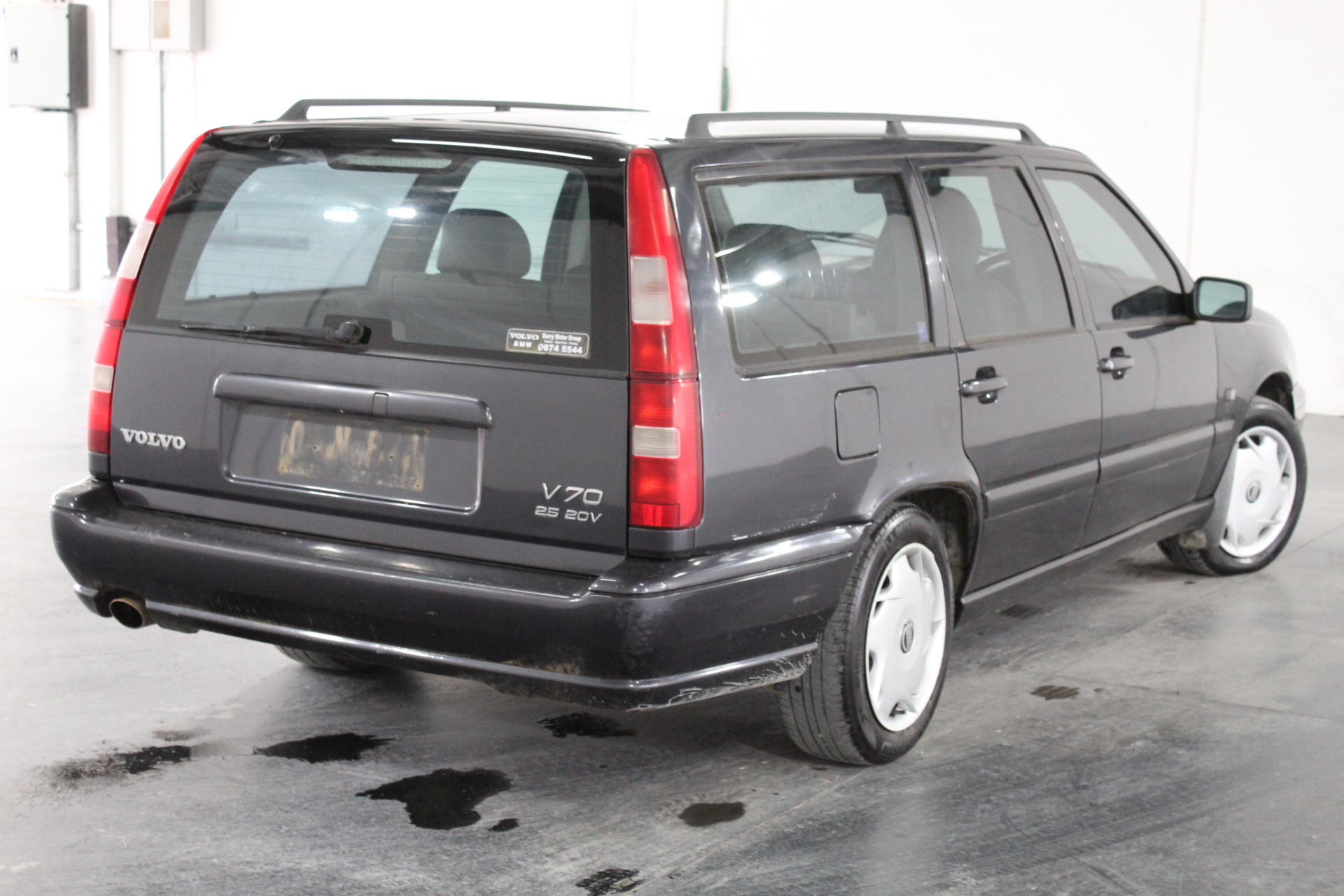 AMARI Luxury Velvet Throw, 152cm x 177cm, Light Brown.