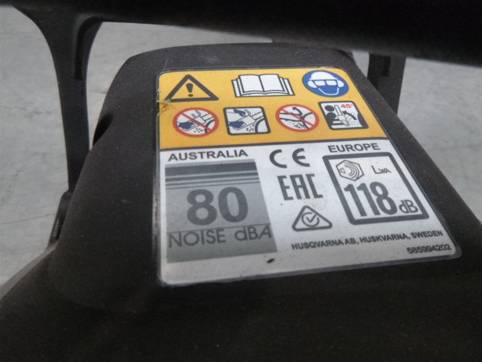 50pcs White Paper Bamboo Hand Fans.  Buyers Note - Discount Freight Rates A