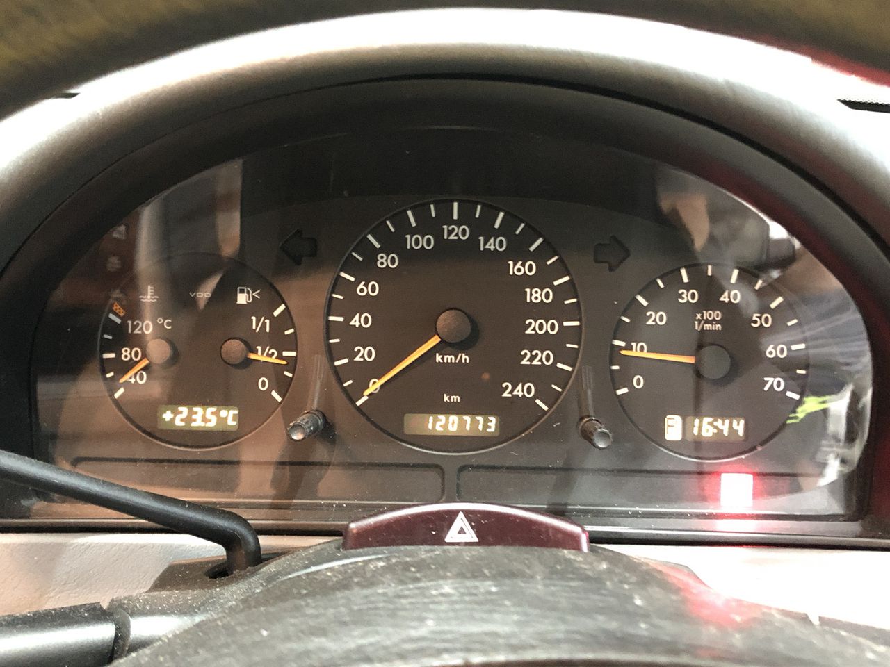 ROBOROCK Qrevo Edge Vacuum Cleaner White RR-QRE02-03-WHT. NB: Minor Use.