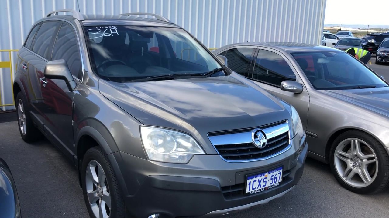 SHARK Steam & Scrub Mop, White. NB: Minor use.