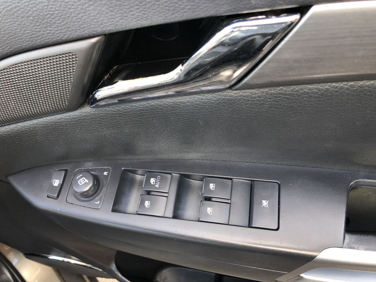 VS SASSOON Hot Air Brush n' Style With 2 Styling Attachments.