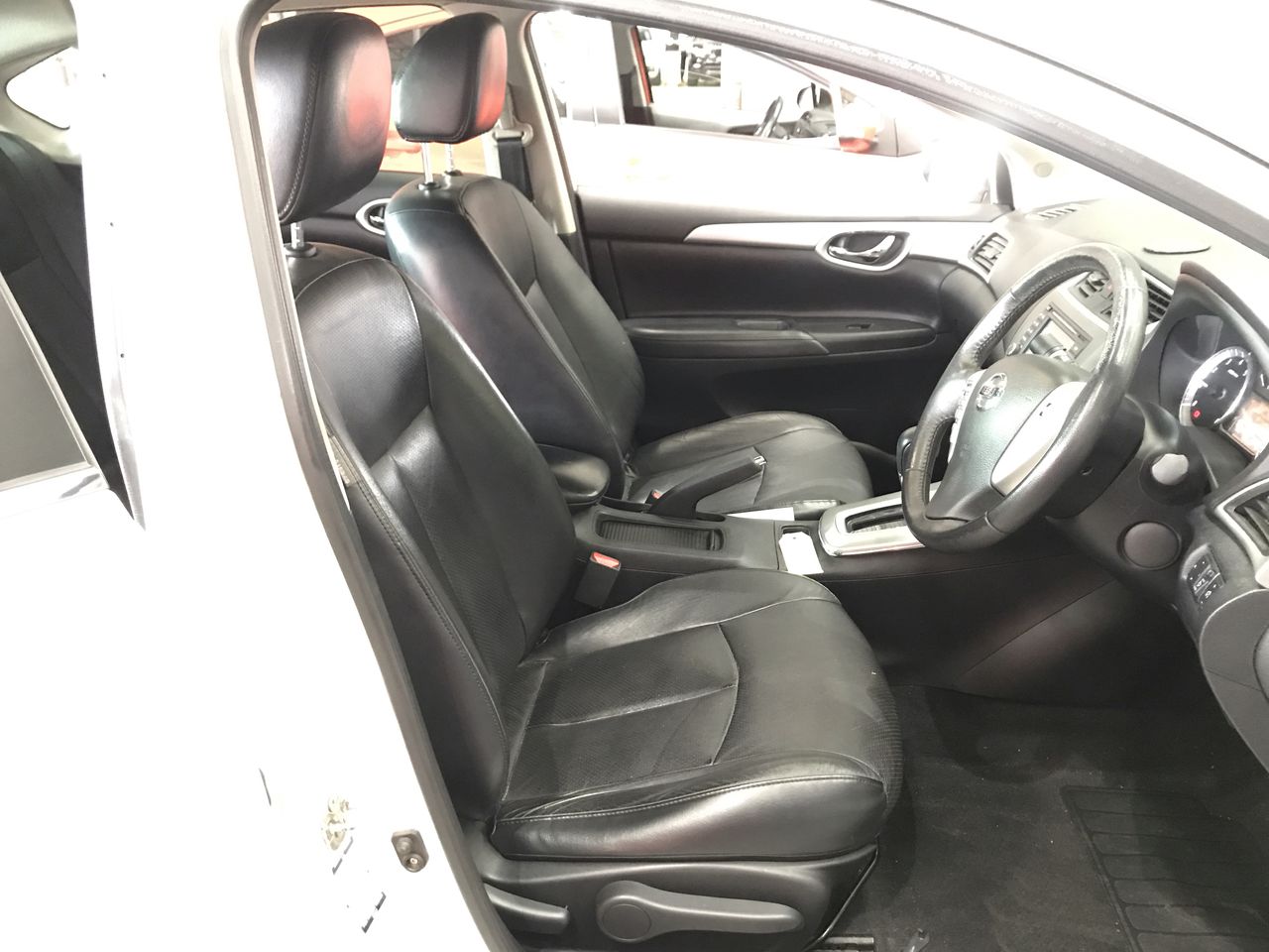 One ladies - 18ct White gold Solitaire ring