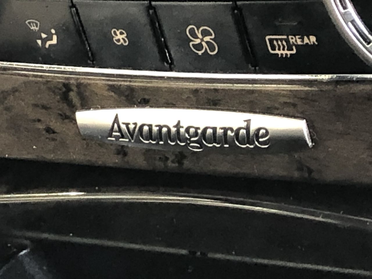 1.04ct a round Dia. I/P1 & 0.25ct 14 Stones Round Dia. G/SI Ring 18K White