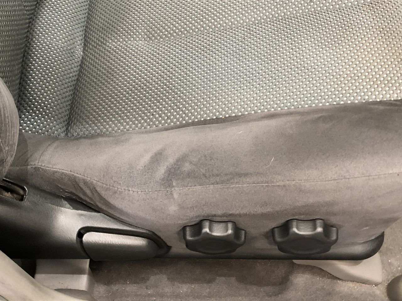 <p>2000 Scania  94 6 x 2 Tilt Tray Truck</p>