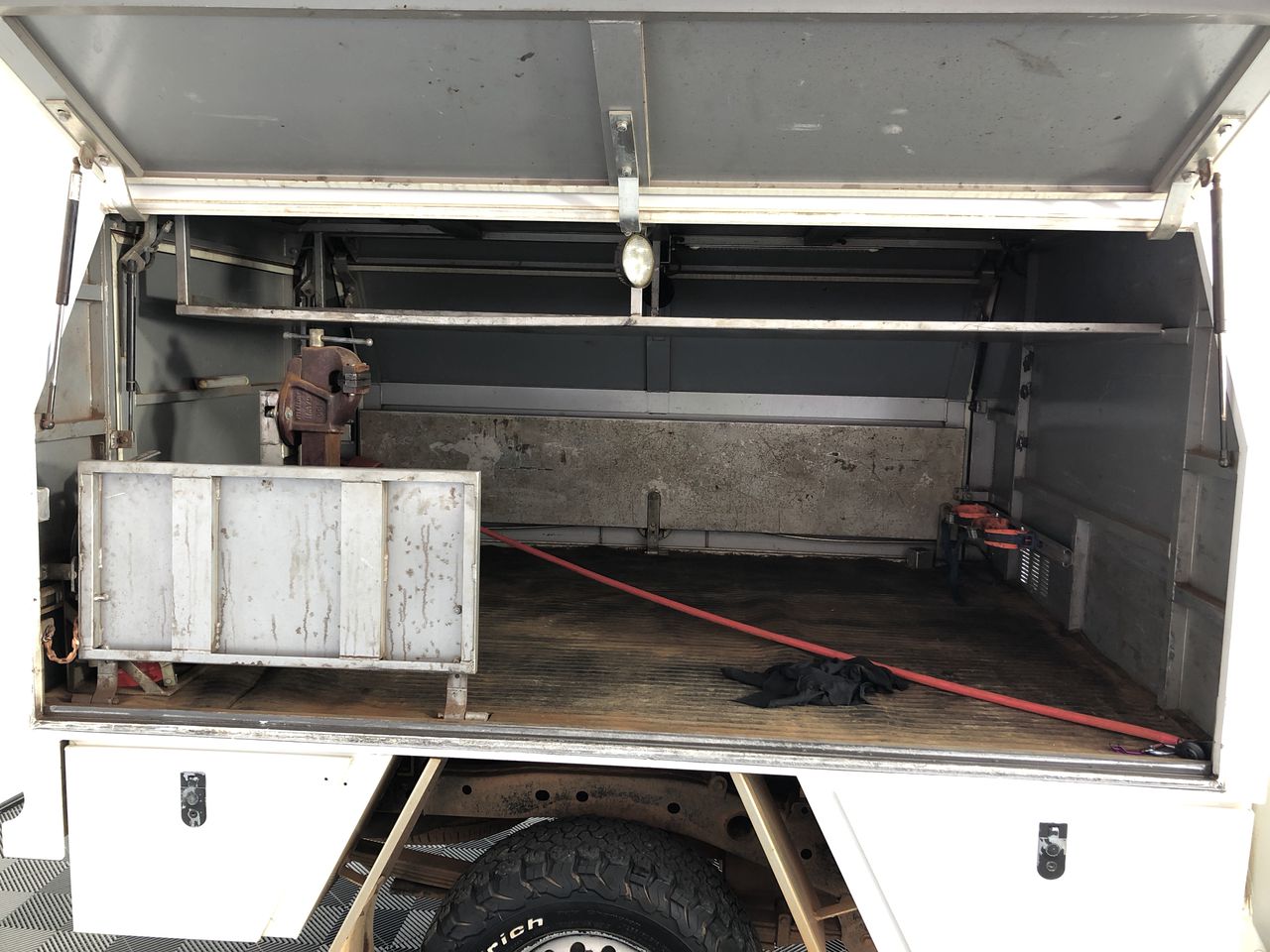 NIVIA Men's Xenon-3 Seamless Fitness Sleeveless T-Shirt, Size XL, Grey/Char