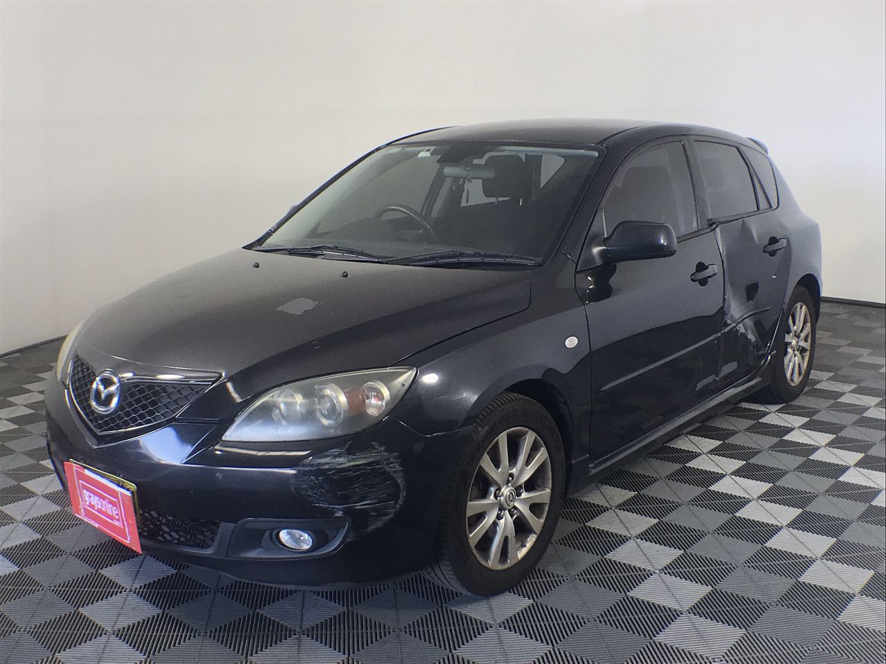 <p>Assorted Kitchenware and Hard Hats</p>