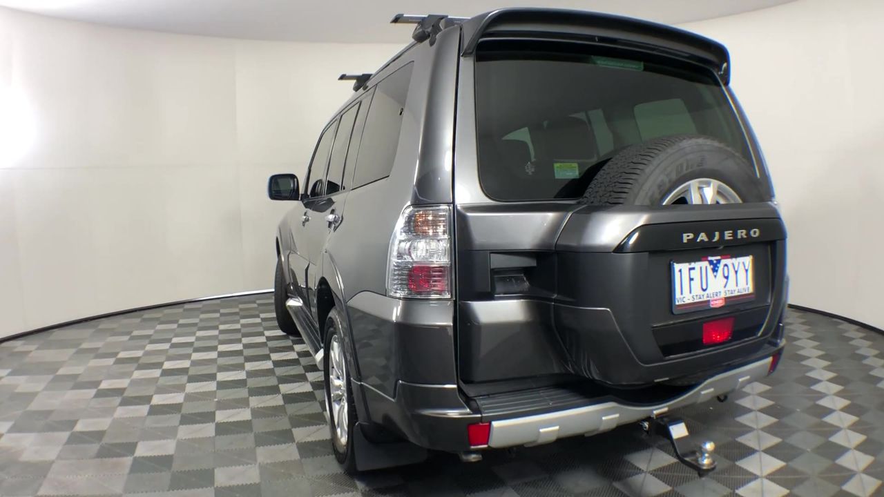 White Mixed Shape Freshwater Pearls & Baroque Pendant Jewellery Set