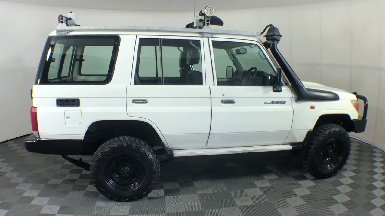 BIJ'OR - Round Pearl Stud Earrings in White - 8-9mm  RRP $49