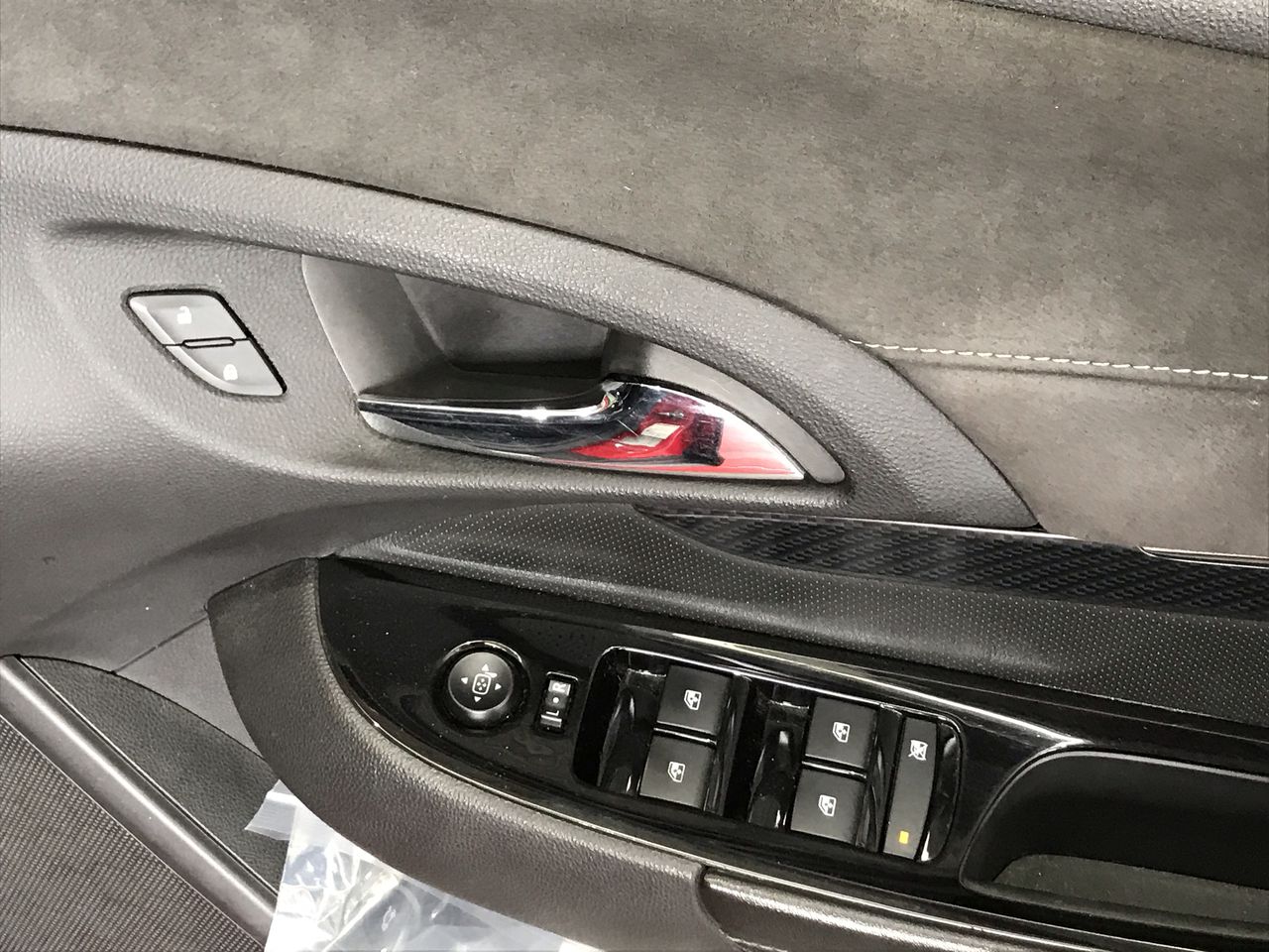 <p>Tray Mounted 1000kg Hiab</p>