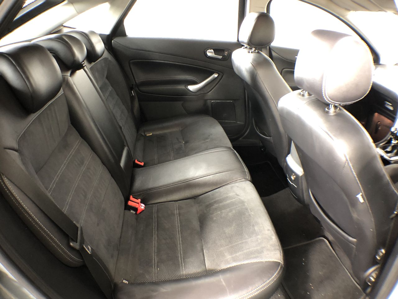 Last Piece - Minimalist Earrings in Gold