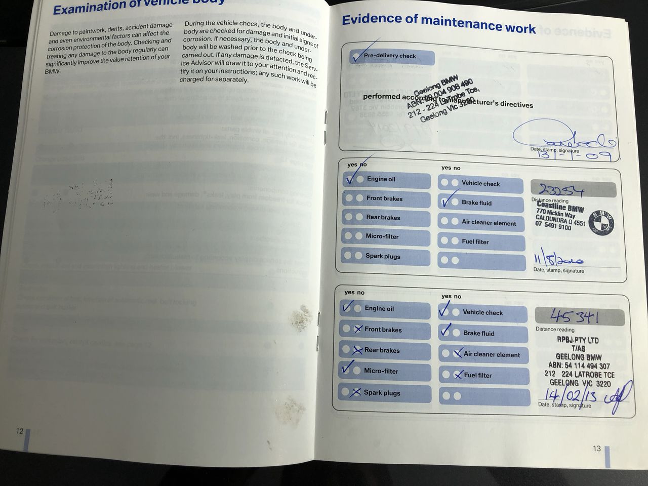 4 x CAFÉ Free Standing PVC/Metal Barricades & 2 x Banner Flags